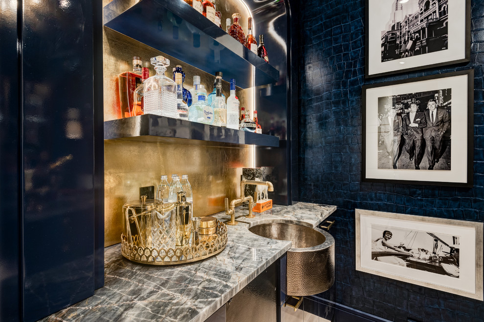 Immagine di un bancone bar contemporaneo con lavello integrato, ante di vetro, top in marmo, paraspruzzi con piastrelle di metallo e parquet chiaro