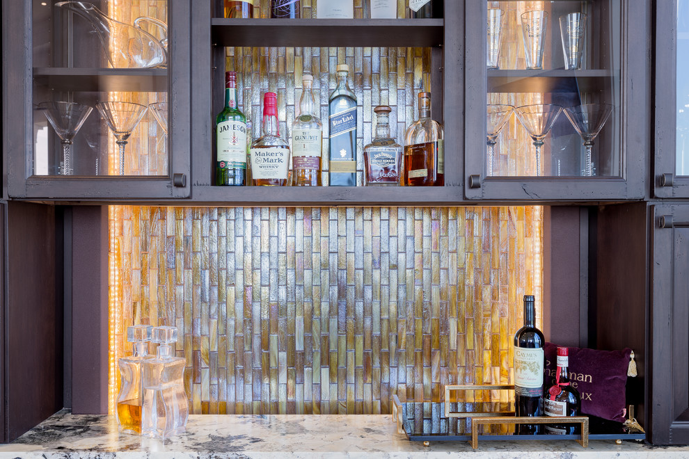 Foto di un angolo bar con lavandino di medie dimensioni con ante in legno bruno, top in granito e paraspruzzi con piastrelle di vetro