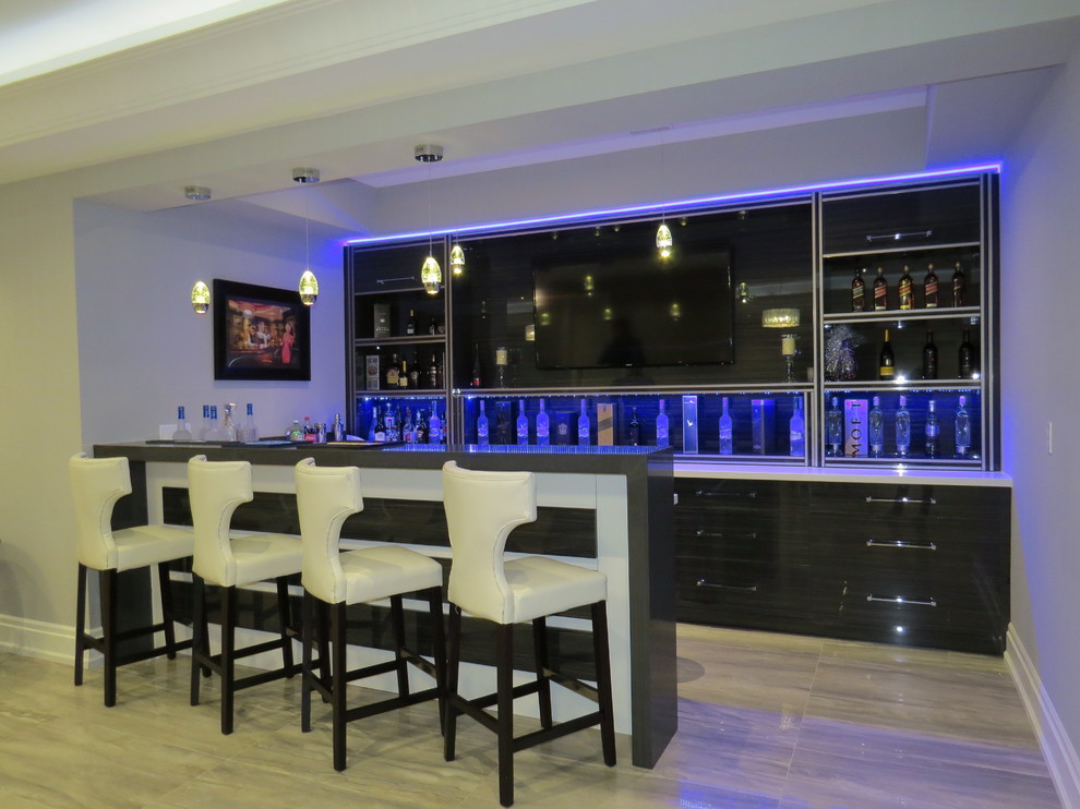 Ejemplo de bar en casa con barra de bar lineal contemporáneo con armarios con paneles lisos, puertas de armario negras y encimera de acrílico