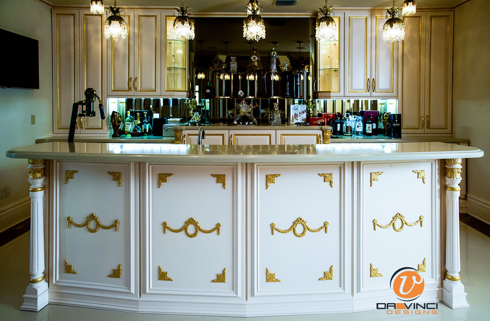 Imagen de bar en casa con barra de bar lineal clásico grande con puertas de armario blancas, armarios con paneles empotrados, encimera de granito y salpicadero beige