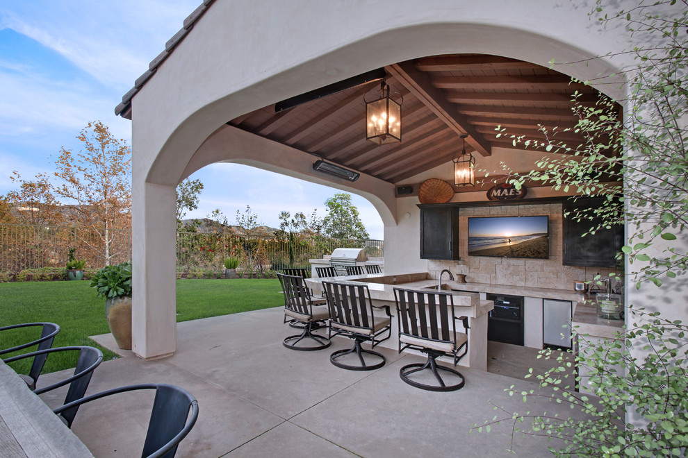 Example of a transitional patio design in Orange County