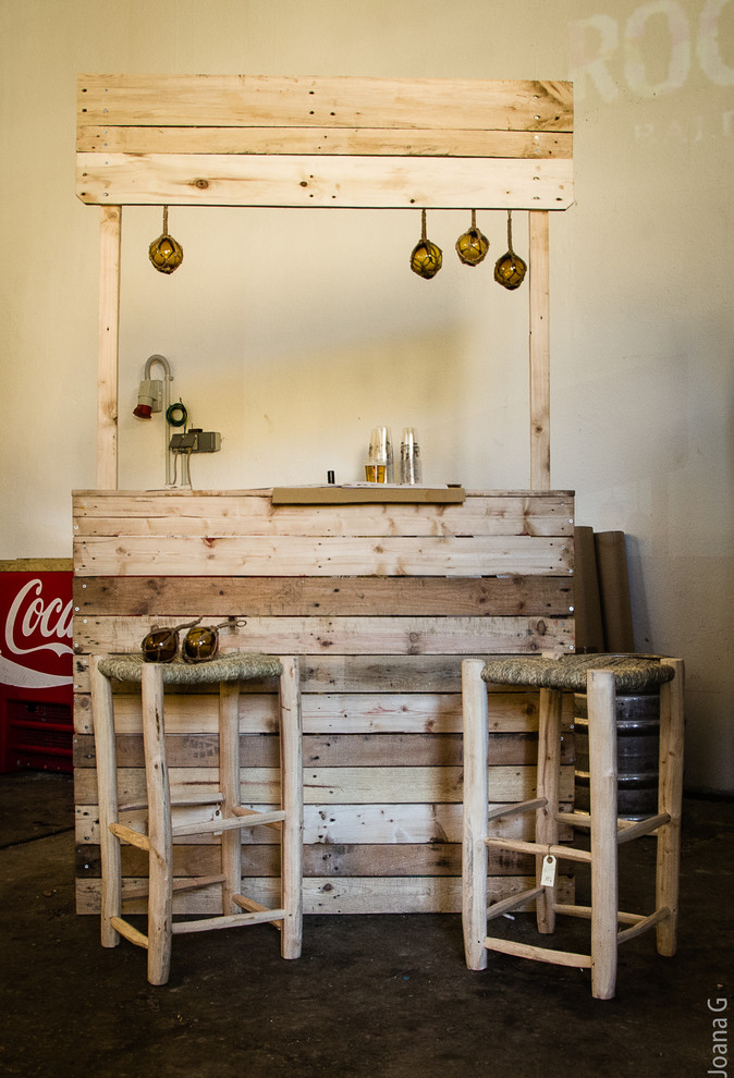 Diseño de bar en casa con barra de bar lineal bohemio pequeño con puertas de armario de madera oscura