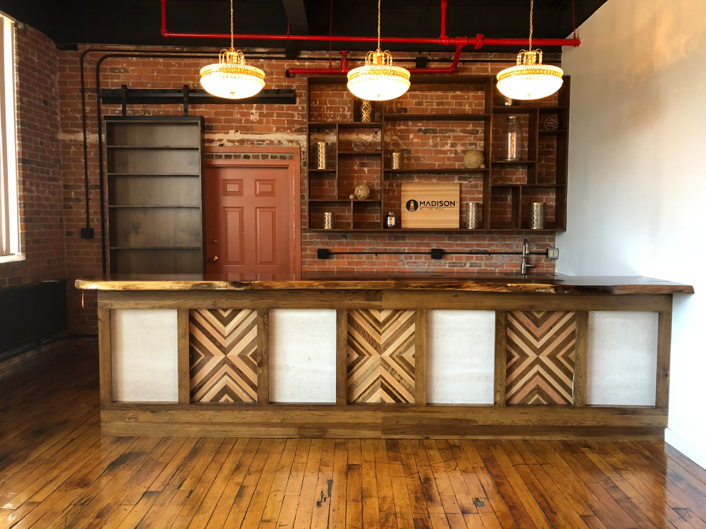 Immagine di un angolo bar stile rurale con top in legno, paraspruzzi in mattoni e top marrone