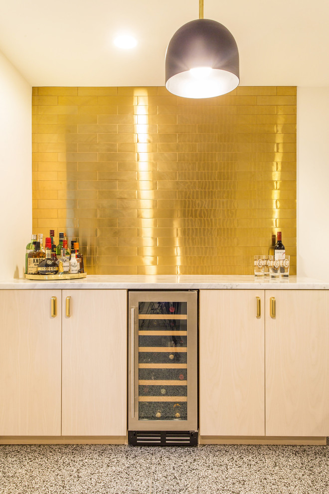 Foto di un angolo bar moderno con ante lisce e top in marmo