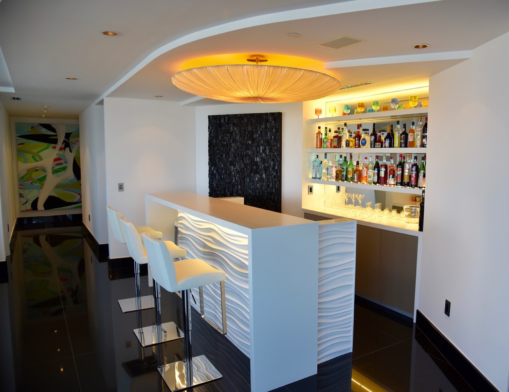 Esempio di un angolo bar con lavandino contemporaneo di medie dimensioni con ante lisce, ante grigie, top in quarzo composito e pavimento in marmo