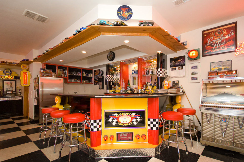 Cette image montre un bar de salon urbain en L de taille moyenne avec des tabourets et un placard à porte plane.