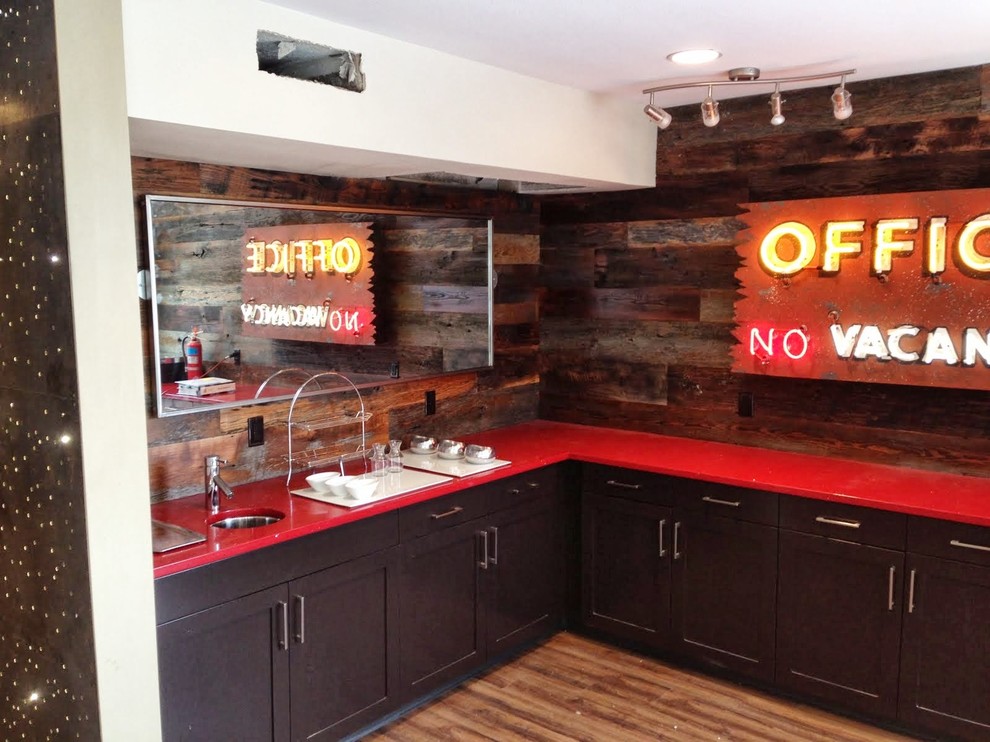 オースティンにあるトラディショナルスタイルのおしゃれなホームバー (赤いキッチンカウンター) の写真