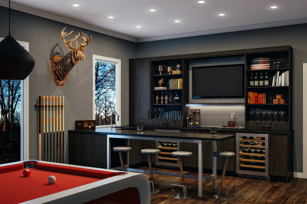 Diseño de bar en casa con barra de bar contemporáneo con armarios abiertos, puertas de armario de madera en tonos medios, salpicadero verde y suelo de madera oscura