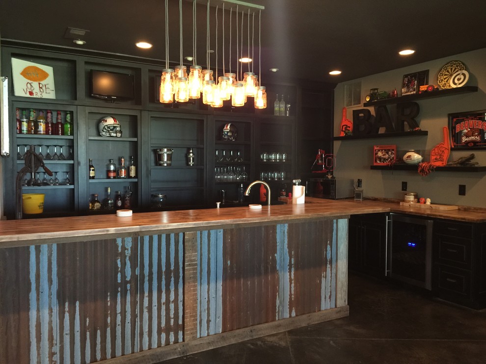 Modelo de bar en casa urbano con puertas de armario negras, encimera de madera, suelo de cemento y encimeras marrones