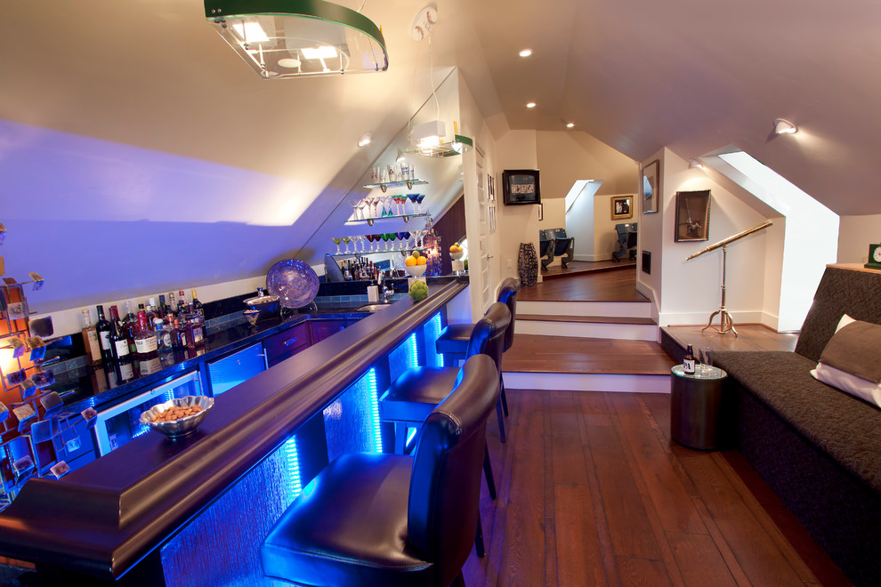 Ispirazione per un grande bancone bar moderno con ante a filo, ante in legno bruno, top in granito, parquet scuro e pavimento marrone
