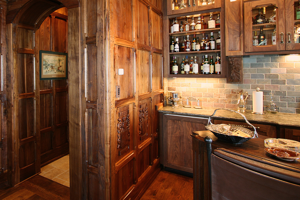 Modelo de bar en casa clásico grande con suelo de madera oscura