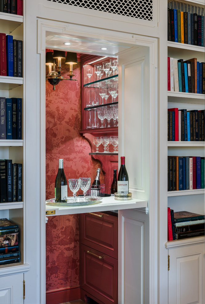 Cette photo montre un bar de salon victorien de taille moyenne avec un placard avec porte à panneau surélevé, des portes de placard rouges et un plan de travail en granite.