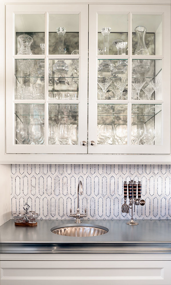 Immagine di un angolo bar con lavandino costiero di medie dimensioni con lavello sottopiano, ante bianche, top in zinco, paraspruzzi con piastrelle a mosaico e parquet scuro