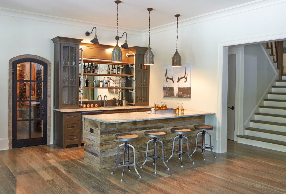 Modelo de bar en casa de estilo de casa de campo extra grande con suelo de madera en tonos medios
