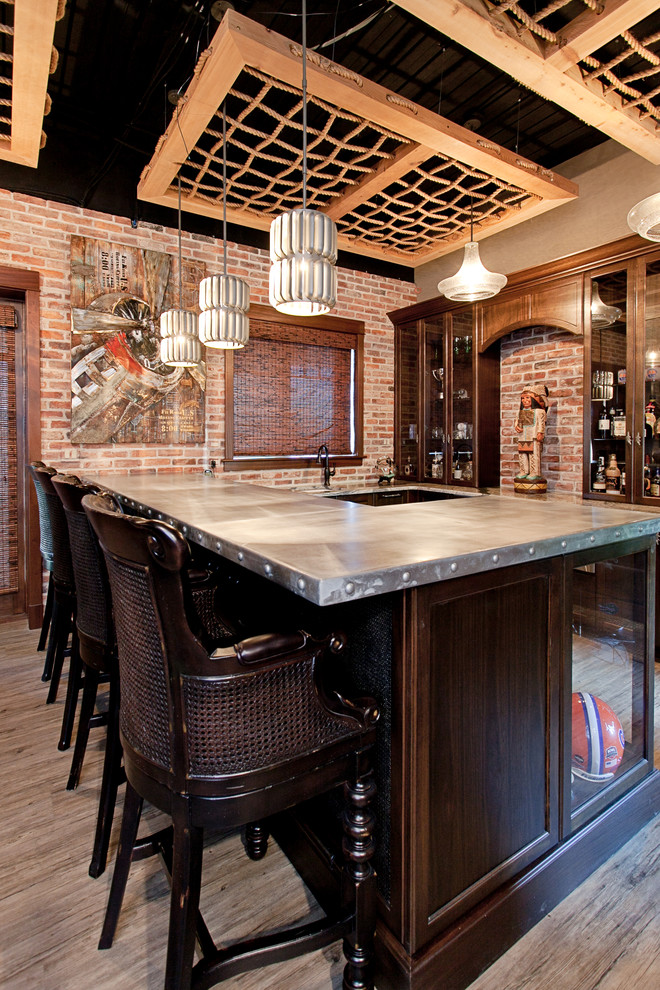 Imagen de bar en casa con fregadero urbano de tamaño medio con fregadero bajoencimera, puertas de armario de madera en tonos medios, encimera de zinc y suelo vinílico
