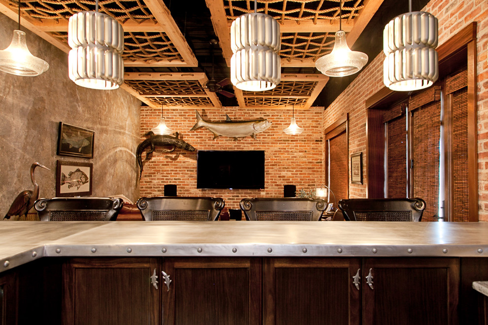 Ispirazione per un angolo bar con lavandino industriale di medie dimensioni con lavello sottopiano, ante in legno bruno, top in zinco e pavimento in vinile
