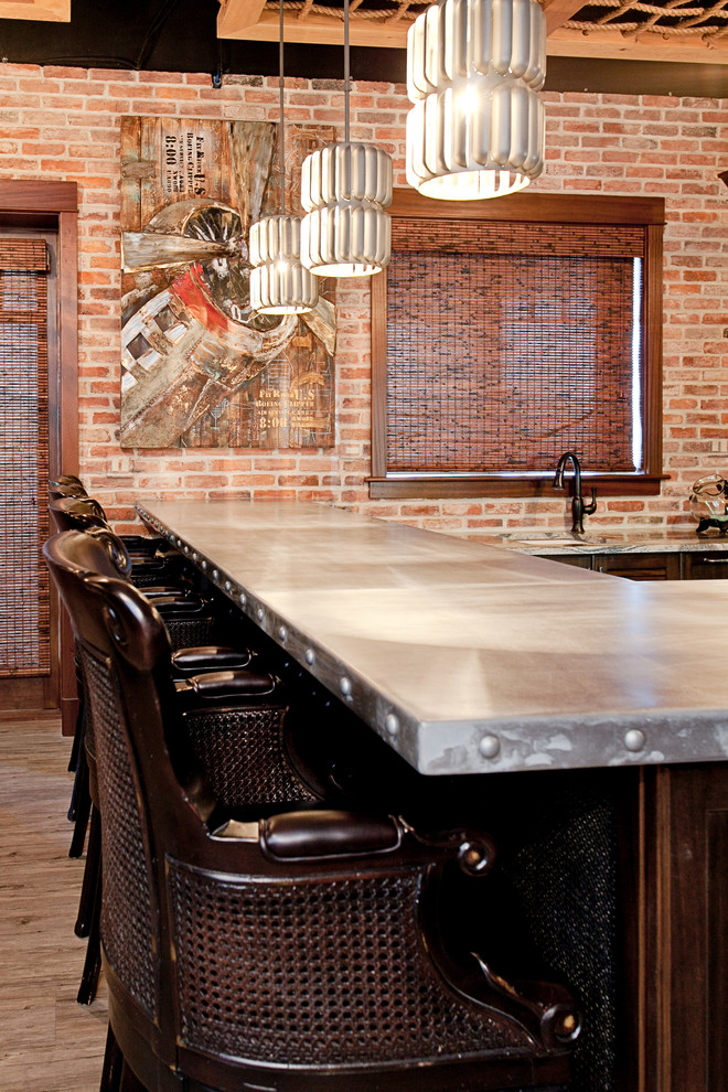 Esempio di un angolo bar con lavandino industriale di medie dimensioni con lavello sottopiano, ante in legno bruno, top in zinco e pavimento in vinile