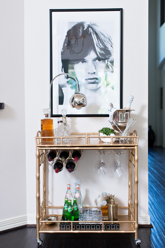 Diseño de bar en casa con carrito de bar tradicional renovado pequeño con suelo de madera oscura