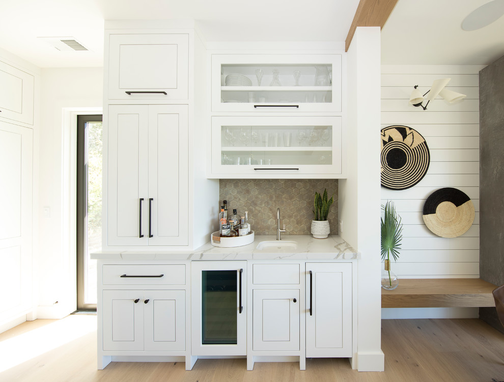 Example of a transitional home bar design in San Francisco