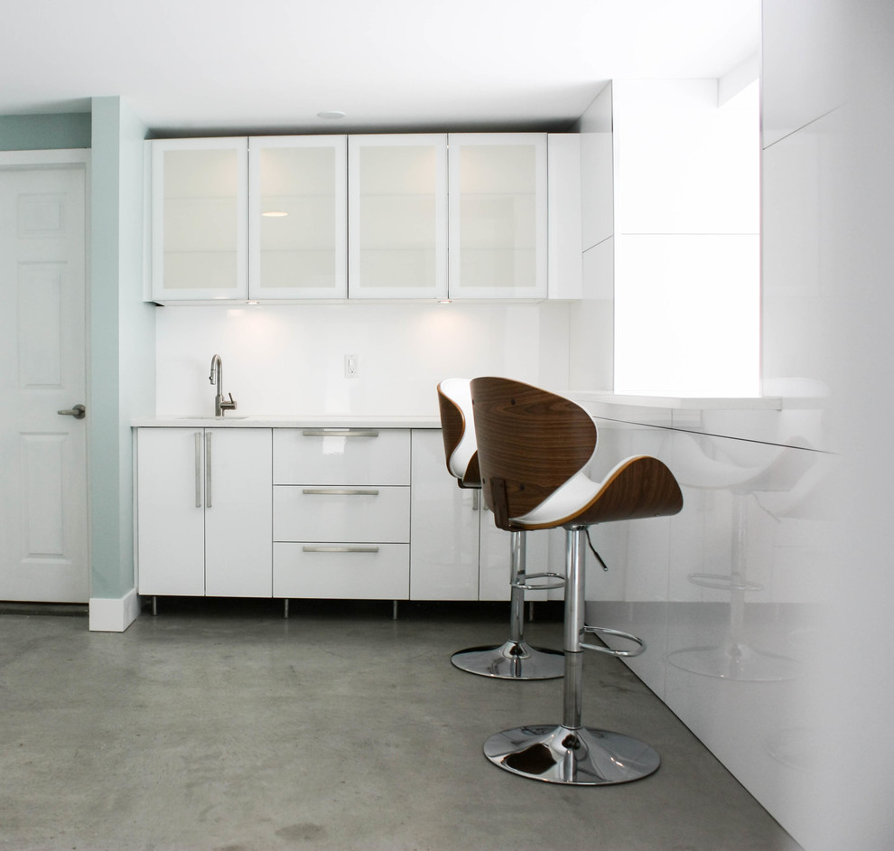 Einzeilige, Große Moderne Hausbar mit Bartheke, flächenbündigen Schrankfronten, weißen Schränken, Quarzwerkstein-Arbeitsplatte, Küchenrückwand in Weiß, Betonboden und grauem Boden in Vancouver
