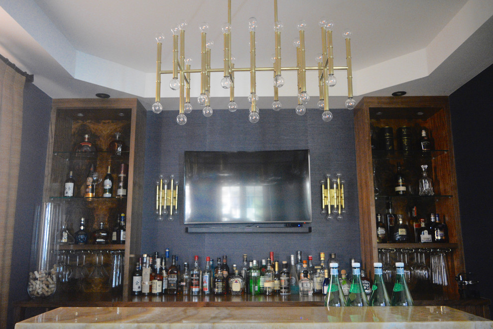 Immagine di un bancone bar minimalista di medie dimensioni con lavello da incasso, ante lisce, ante in legno scuro, top in onice, paraspruzzi blu e parquet scuro