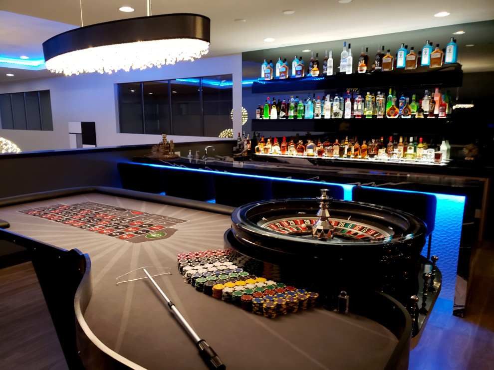 На фото: большой параллельный домашний бар в стиле модернизм с барной стойкой, накладной мойкой, мраморной столешницей, серым фартуком, зеркальным фартуком, серым полом, разноцветной столешницей и полом из керамогранита с