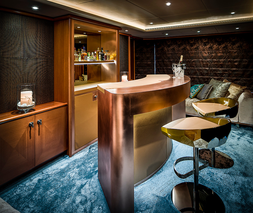 Идея дизайна: домашний бар в современном стиле с барной стойкой и ковровым покрытием