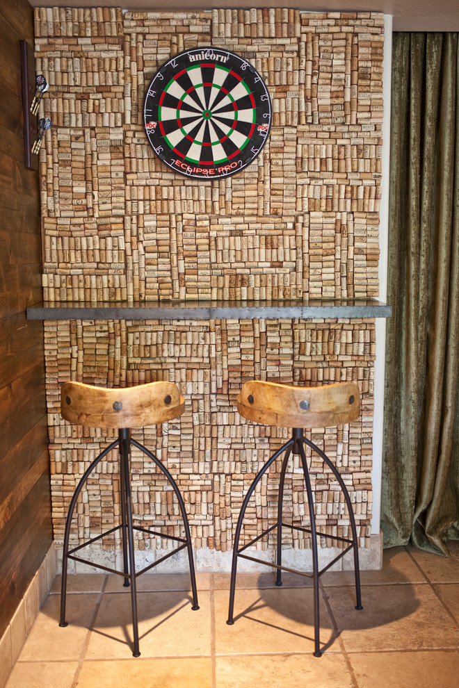 Imagen de bar en casa contemporáneo pequeño con suelo de piedra caliza y suelo marrón