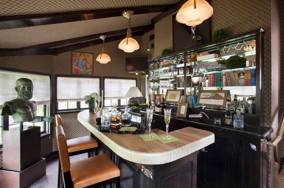 На фото: параллельный домашний бар в современном стиле с барной стойкой, фасадами с выступающей филенкой, темными деревянными фасадами и зеркальным фартуком