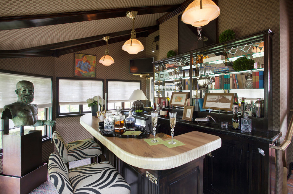 Imagen de bar en casa con barra de bar de galera, ecléctico, de tamaño medio, con puertas de armario de madera en tonos medios, armarios con paneles con relieve, encimera de granito, moqueta, suelo beige, encimeras beige y salpicadero con efecto espejo