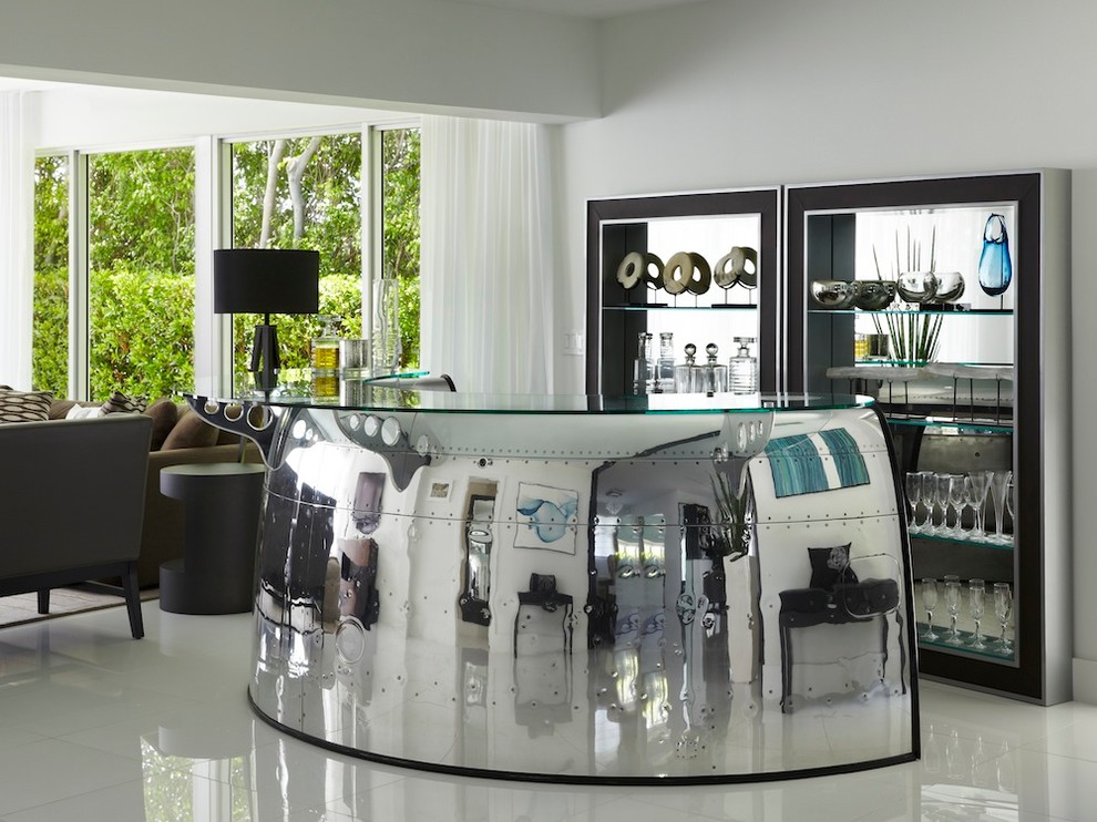 Imagen de bar en casa con fregadero de galera actual con armarios abiertos, encimera de vidrio, salpicadero con efecto espejo y suelo blanco