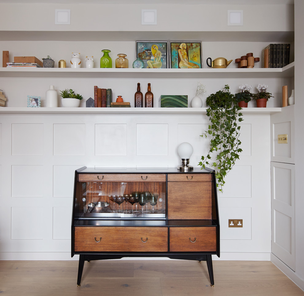 Kleine Stilmix Hausbar mit braunem Holzboden in London