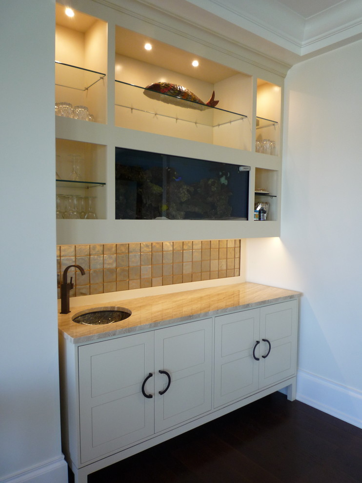 Esempio di un angolo bar minimalista di medie dimensioni con lavello da incasso, ante beige, top in granito, paraspruzzi multicolore, paraspruzzi con piastrelle di vetro e pavimento in legno massello medio