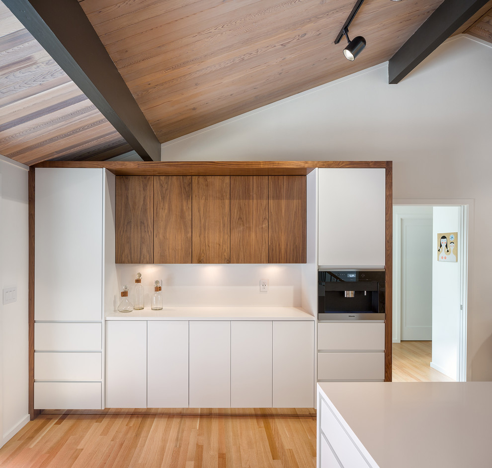 Mid-Century Hausbar mit flächenbündigen Schrankfronten, weißen Schränken, Küchenrückwand in Weiß, braunem Holzboden und beigem Boden in Portland