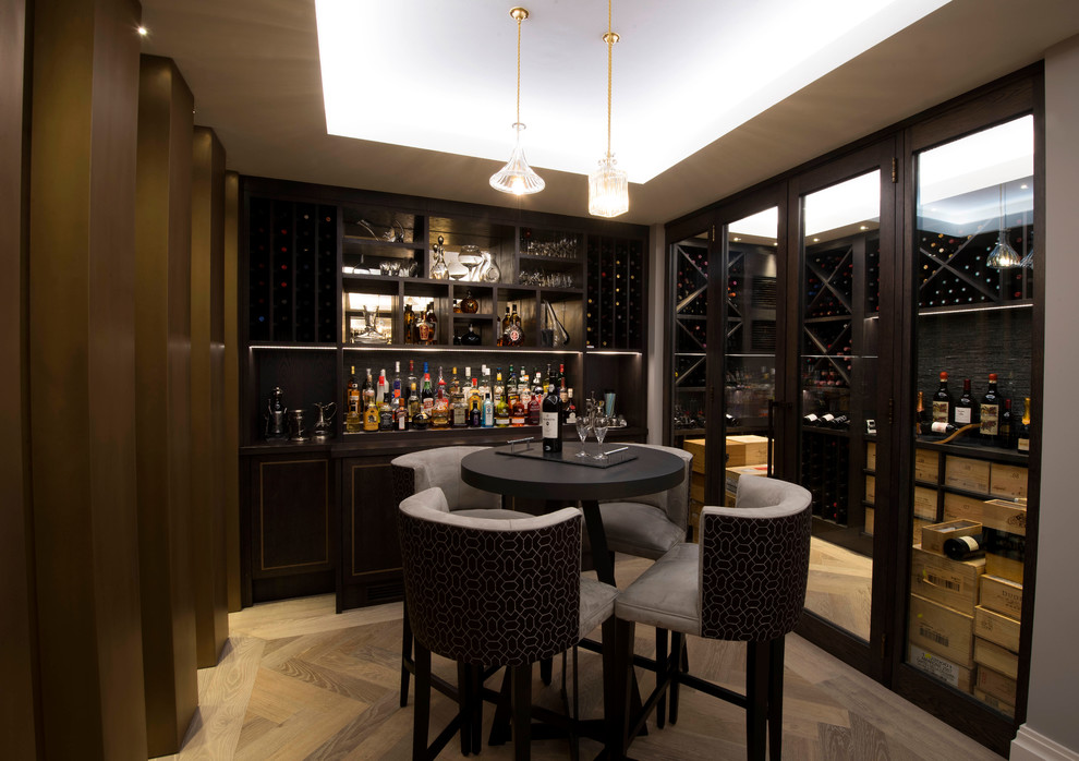Idée de décoration pour un bar de salon linéaire design avec une crédence noire, un sol en bois brun et un sol marron.