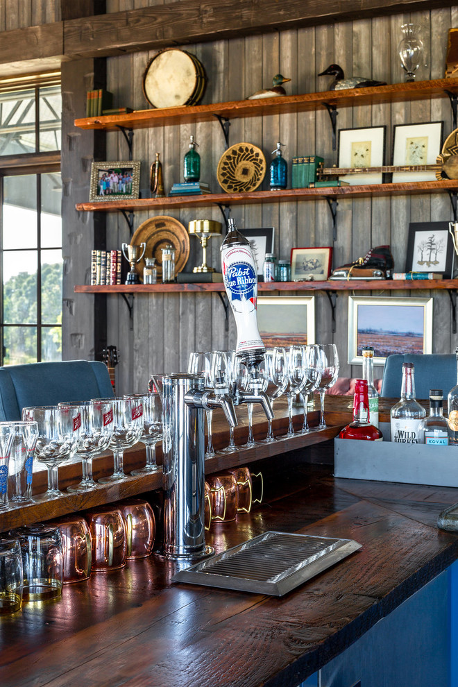 Свежая идея для дизайна: домашний бар в стиле кантри с барной стойкой - отличное фото интерьера