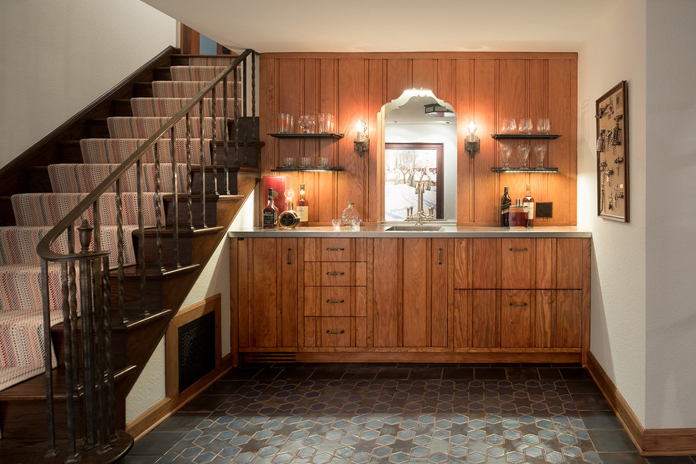Idee per un angolo bar con lavandino tradizionale con lavello sottopiano, ante lisce, ante in legno scuro, pavimento grigio e top grigio