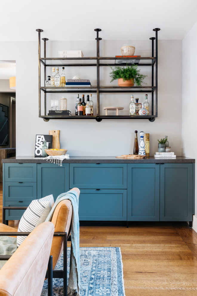 Einzeilige, Mittelgroße Klassische Hausbar mit Schrankfronten im Shaker-Stil, blauen Schränken, braunem Holzboden, braunem Boden und grauer Arbeitsplatte in Sonstige