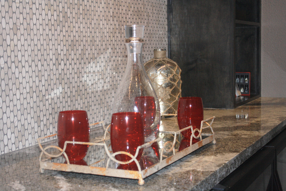 Immagine di un carrello bar contemporaneo di medie dimensioni con nessun'anta, ante in legno bruno, top in granito, paraspruzzi beige e paraspruzzi con piastrelle in ceramica