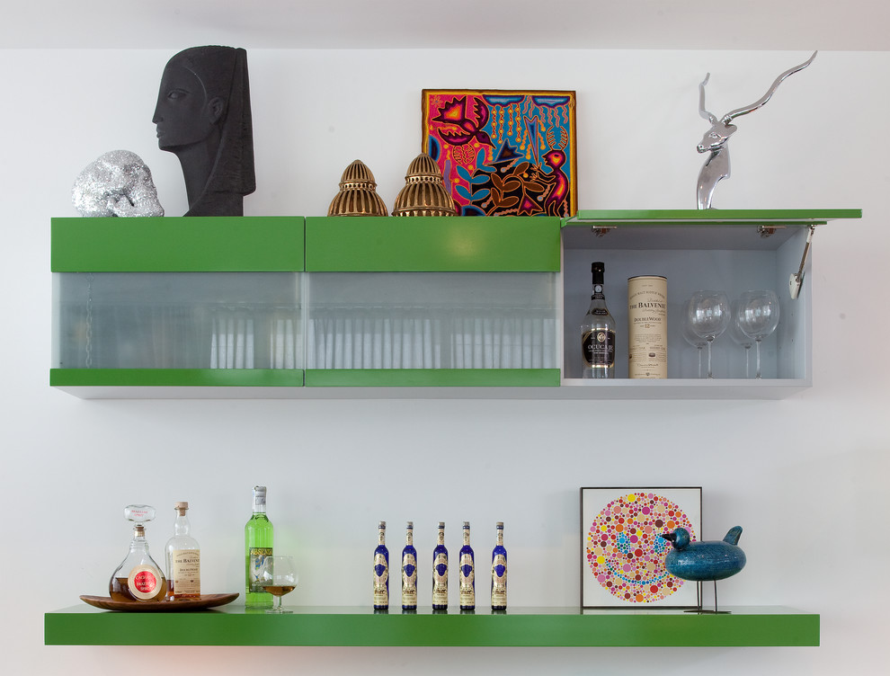 Diseño de bar en casa lineal minimalista de tamaño medio con armarios tipo vitrina, puertas de armario verdes y suelo de madera oscura