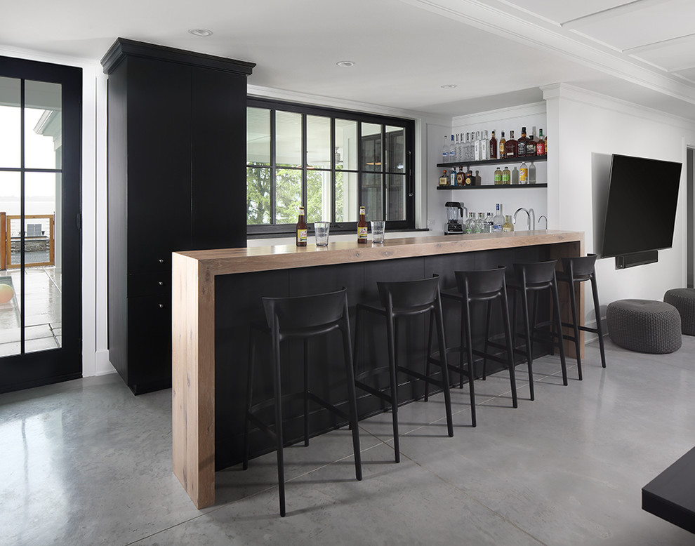 Идея дизайна: домашний бар в стиле кантри с бетонным полом и белым полом