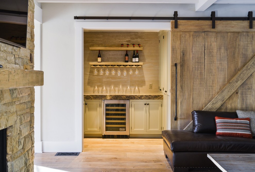 Ejemplo de bar en casa de estilo de casa de campo con suelo de madera clara