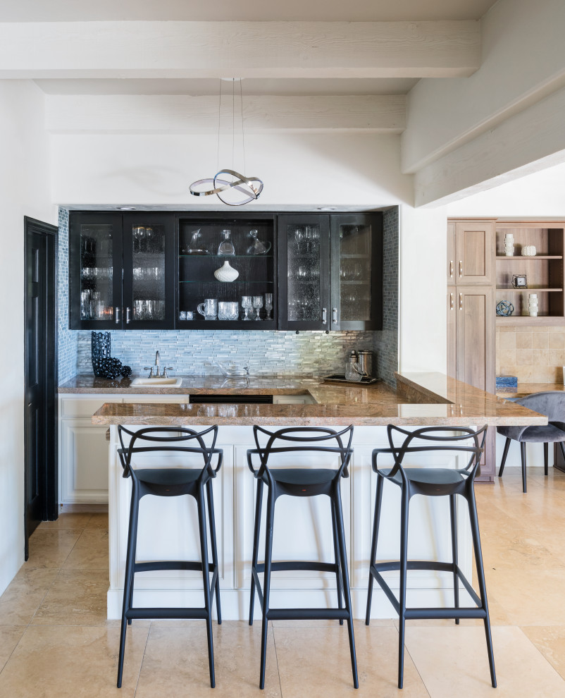 Moderne Hausbar mit Bartresen, Glasfronten, schwarzen Schränken, Küchenrückwand in Blau, Rückwand aus Glasfliesen und Travertin in Phoenix