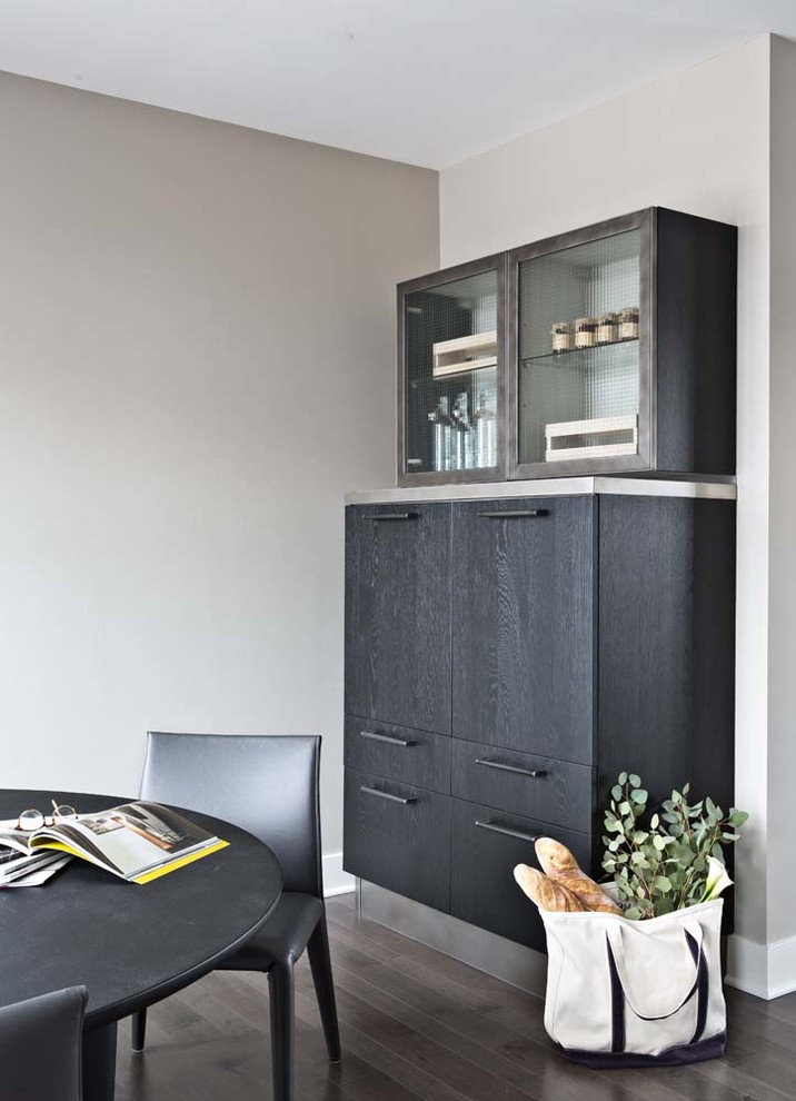 Diseño de bar en casa lineal industrial de tamaño medio con armarios con paneles lisos, puertas de armario negras, encimera de cuarzo compacto y suelo de madera en tonos medios