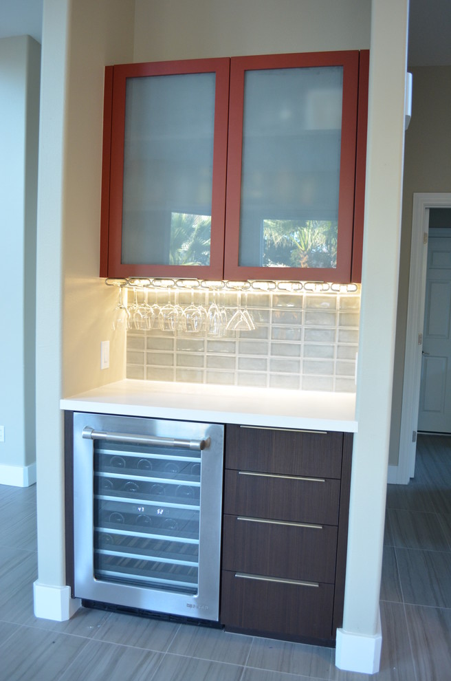 Ejemplo de bar en casa lineal moderno pequeño con armarios con paneles lisos, puertas de armario marrones y salpicadero de azulejos de porcelana
