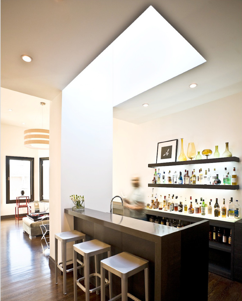 Diseño de bar en casa con barra de bar de galera contemporáneo de tamaño medio con suelo de madera oscura, armarios abiertos y puertas de armario de madera en tonos medios
