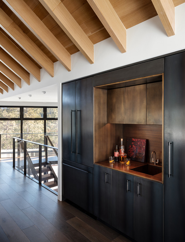 Diseño de bar en casa con fregadero lineal rústico de tamaño medio con armarios con paneles lisos