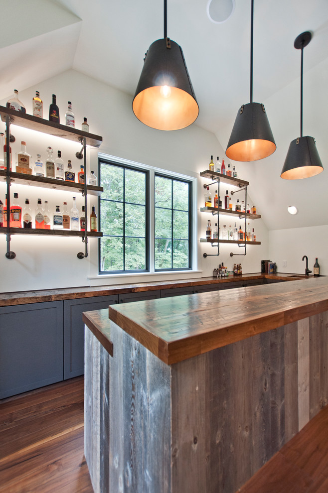 Foto di un grande angolo bar con lavandino industriale con lavello sottopiano, ante in stile shaker, ante grigie, top in legno, pavimento in legno massello medio, pavimento marrone e top marrone