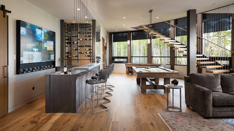 Diseño de bar en casa en L rústico con suelo de madera en tonos medios, suelo marrón y encimeras grises