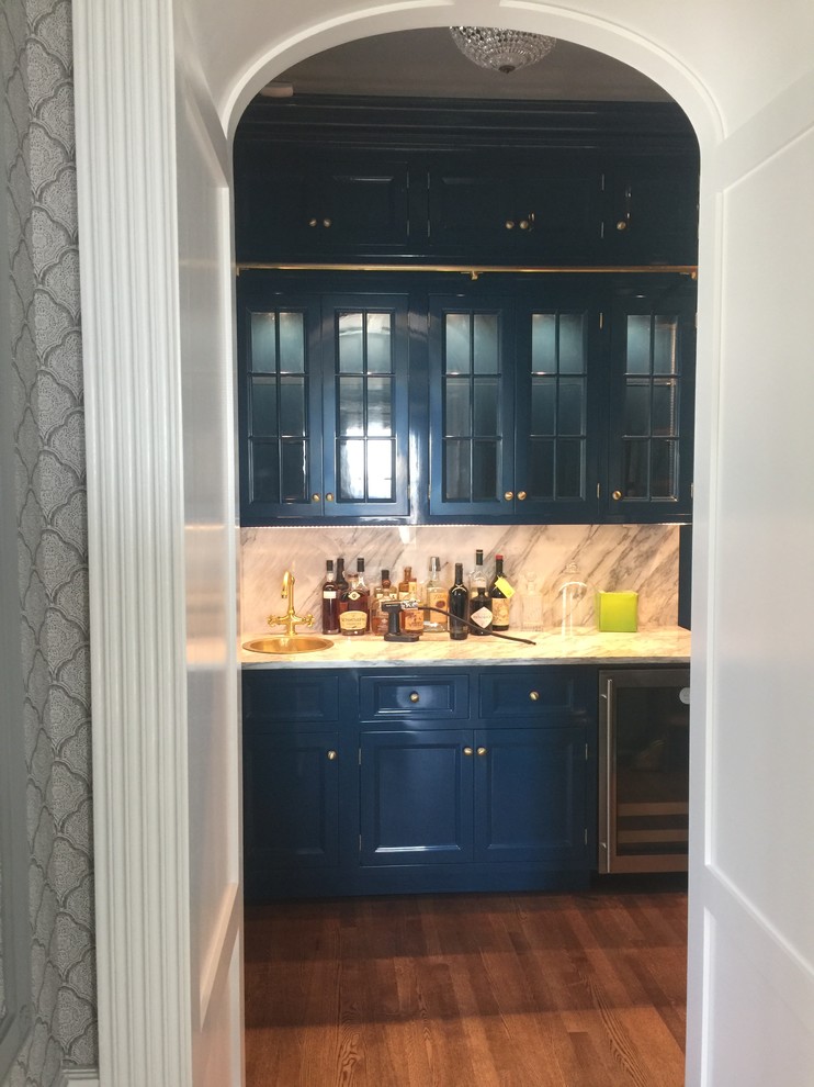 Cette photo montre un bar de salon avec évier linéaire moderne avec un placard à porte affleurante et des portes de placard bleues.